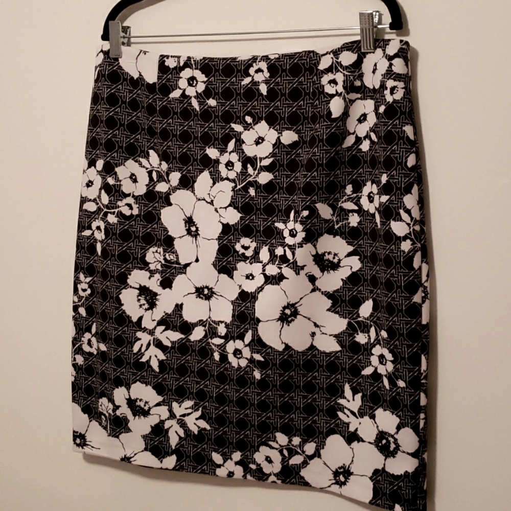 WHBM Size 14 Black White Floral Scuba Fabric Skirt
